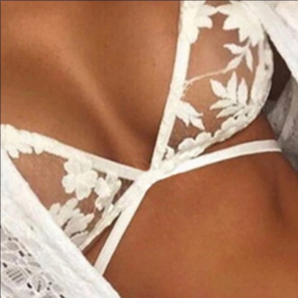 White lace lingerie - Picture 2 of 3